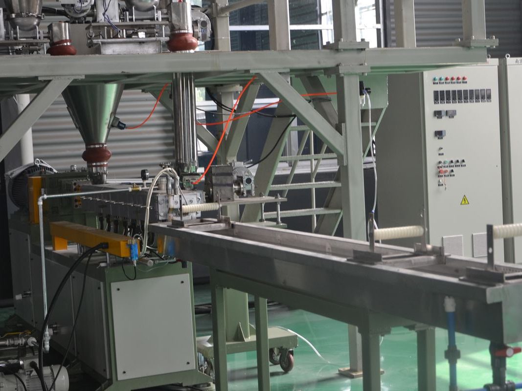 Modifiye plastikler için çift vidalı ekstrüzyon ve granülleme hattı